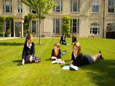 مديرة مدرسة بريطانية تستعين بالشرطة لإجبار طلابها على الابتسام