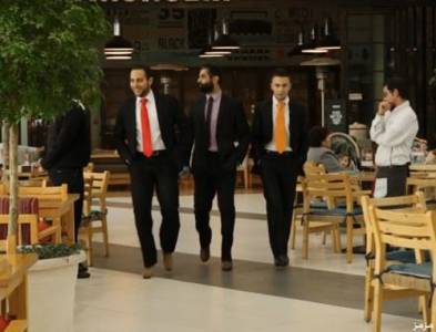 بالصور والفيديو ..3 رجال لبنانيين بالبزة الرسمية يتجولون بالكعب العالي ويثيرون الضحك والدهشة