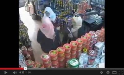 بالفيديو.. فتيات بالاردن يسرقن المعسل..!