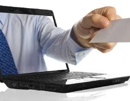 السفير البريطاني يحذر من اختفاء الحريات الصحفية المجتمعية وأثره على المساءلة السياسية