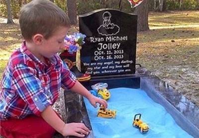 طفل يلعب مع أخيه المدفون في قبره