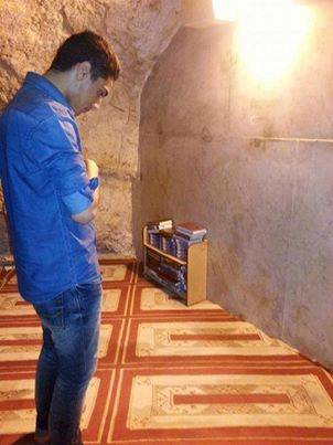 بالصور : الفنان الفلسطيني محمد عساف يصلى في المسجد الأقصى