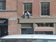 أب يلقي أطفاله الثلاثة من النافذة ..ثم يلقي بنفسه