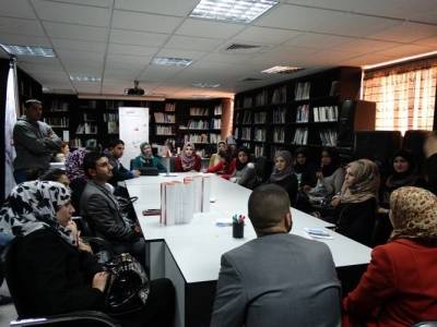 وفد من طلبة كلية القانون في جامعة جدارا  يزورون معهد التضامن ومركز اصلاح وتأهيل النساء