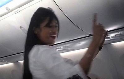 بالفيديو : وقف 2 من الطيارين عن العمل في الهند بعد رقصهما علي متن طائرة