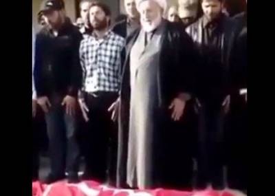 بالفيديو… بعد سماعه لطلقات من الرصاص إمام يقطع صلاته ويقول “ماعاد بدي صلي”