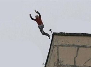 انتحار مع سبق الاصرار .. عشريني يلقي بنفسه من الطابق الرابع ..