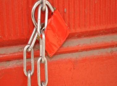 إغلاق 4 مقاه ومصنع معسل