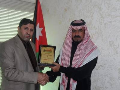 صحيفة الربيع الاسبوعية تكرم الاعلامي المحارمه