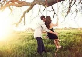 خمس رجال انقاذ لإخراج فتاة علقت مؤخرتها في المرجوحة