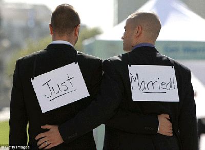 قس بريطاني «شاذ» يخرج على الكنيسة ويتزوج شريكه «المثلي»