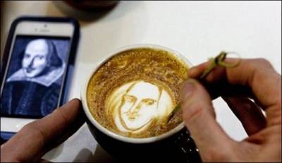 بالصور..فنان يصنع قهوتك بـ صورة وجهك