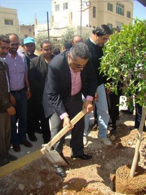 احتفالا بالاعياد الوطنيه .. بلدية الزرقاء تعيد تأهيل شارع علي بن ابي طالب