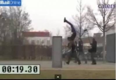 بالفيديو: معاق يدخل غينيس بالجري على يديه 100 متر