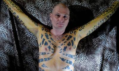 رجل يعرض جلده الموشوم للبيع على الإنترنت