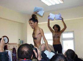 بالصور: تركيات عاريات يقتحمن مكتب اقتراع إردوغان