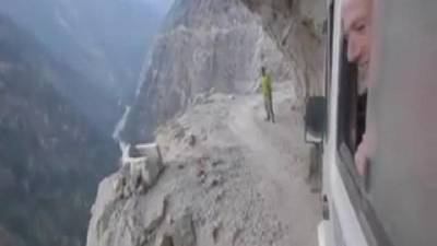 بالفيديو رحلة مرعبة لحافلة على حافة الهاوية