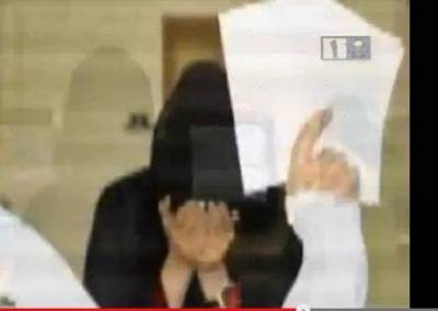 شاب يطلب من فتاة أن تنبح مثل الكلب مقابل أن لا ينشر صورها.. بالفيديو !