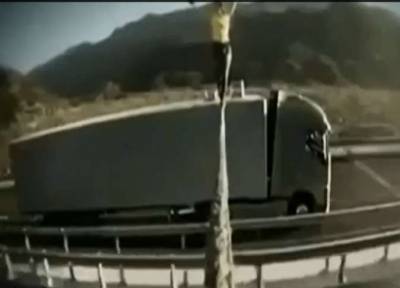 بالفيديو.. فتاة تقلد «فان دام» وتنجح في العبور سيرًا على حبل بين شاحنتين