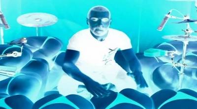 عازف أمريكي يستخدم مؤخرات النساء كدرامز