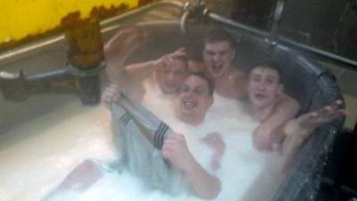 عمال عراة في حوض للحليب بمصنع جبنة