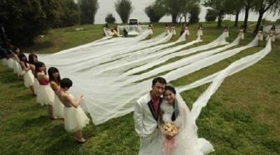 لاستعادة ذكرى أسعد يوم في حياتها.. صينية ترتدي ثوب زفافها يومياً منذ 10 سنوات