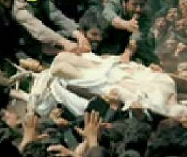 شاهدوا فيديو .. رجل سقط من جنازته 3 مرات وإنكشفت عورته أثناء تشييعه