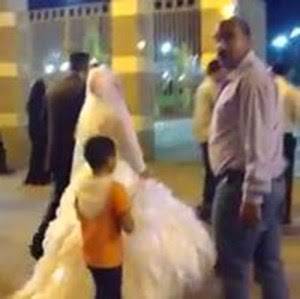 بالفيديو.. زفة عروسين مصريين بحديقة عامة