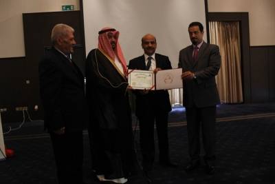 بالصور .. برعاية محافظ العاصمة والسفير الكويتي (الدوسري) يحصل على الدكتوراة الفخرية للقيادات الإنسانية