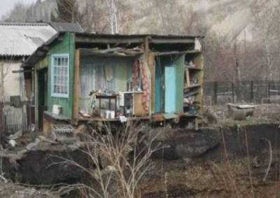 صور وفيديو: أم وابنها يهربان من منزلهما والأرض تبتلعه..!