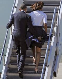 اوباما امسك فستان زوجته في الوقت المناسب ... !