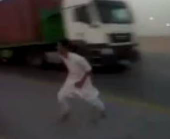 بالفيديو.. شباب متهورون يستعرضون أمام شاحنات مسرعة على إحدى الطرق