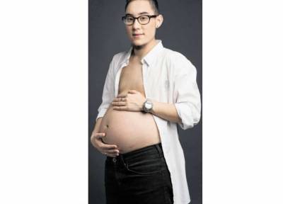 بالصور.. أول رجل إسرائيلي «حامل» يضع طفلته الثانية