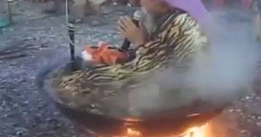 بالفيديو.. رجل مُسن يطبخ نفسه فى إناء به ماء مغلى