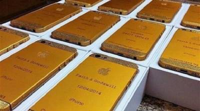 بالصور: رئيس نيجيريا يهدي الضيوف هواتف آي فون في زفاف ابنه