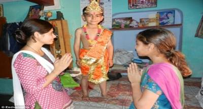 بالفيديو.. قرية هندية تعبد طفلا لاتصاله بأحد آلهتهم!