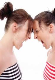 تأخرت عن حفل زفافها فحلّت أختها مكانها