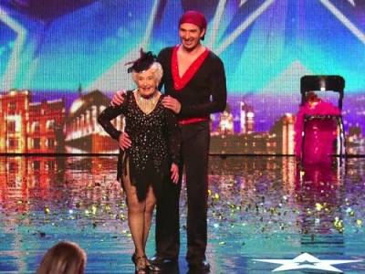 عجوز في الثمانين ترقص وتبهر العالم بخفتها .. فيديو