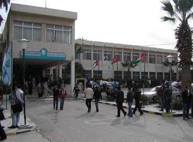 فصل 13 طالبا اشتركوا بمشاجرة ..