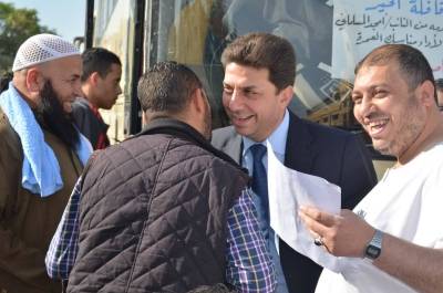 النائب مسلماني يودع قافلة معتمرين مكونة من 3 حافلات على نفقته الخاصة