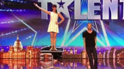 بالفيديو .. ساحر يخرج فتاة من قفص عصفور