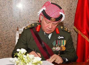 الملك يأمر بنقل مصاب من معان الفناطسة الى المدينة الطبية