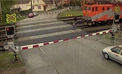 بالفيديو عجوز ينجو من القطار في آخر لحظة بأعجوبة