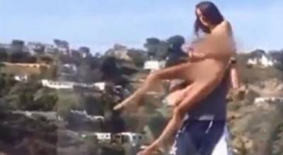 بالفيديو :  مليونير يرمي ممثلة إباحية عارية من السطح