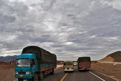 بالفيديو سائق شاحنة كبيرة مبتور اليدين