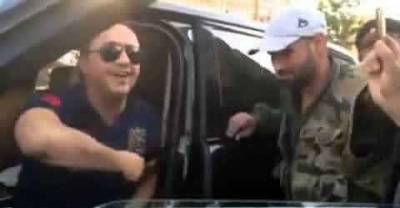 فيديو .. “علي الديك” يغني لسوريا وللجيش السوري عند حاجز للجيش ..