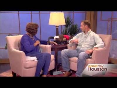 بالفيديو.. قرد يصفع مذيعة على وجهها على الهواء