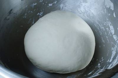 ضبط عاملين آسيويين يتبولان في العجين بأحد المخابز