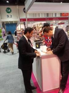 الروائي محافظة يوقع نزلاء العتمة في معرض ابو ظبي للكتاب صور