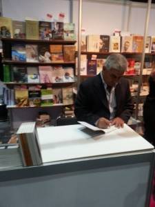 معرض ابو ظبي للكتاب : فارس مطر يوقع لا تصمتي في جناح دار فضاءات  صور